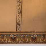 ...lungo il quale corre una fascia affrescata a motivi floreali e geometrici sui toni dell'azzurro, del verde, del rosso e del nero